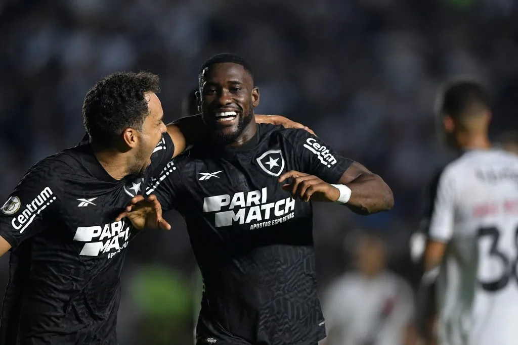 Bastos comemorando gol pelo Botafogo – Foto: Thiago Ribeiro/AGIF