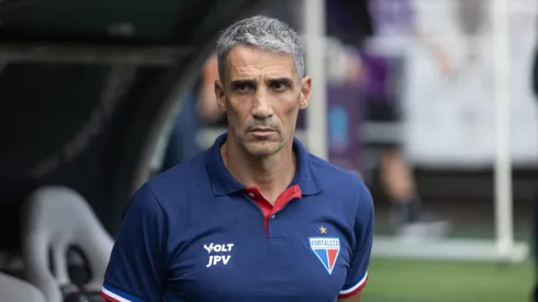 Juan Pablo Vojvoda, técnico do Fortaleza, durante jogo da equipe. Foto: Lucas Emanuel/AGIF.