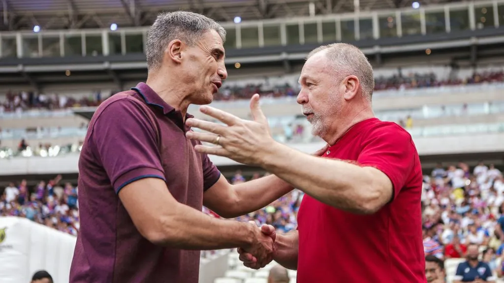 Vojvoda e Mano Menezes se cumprimentam antes de partida. Foto: Lucas Merçon/Fluminense.