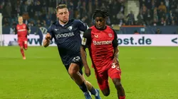 Frimpong com a posse de bola em partida entre Bayer Leverkusen e Bochum. Foto: dpa picture alliance / Alamy Stock Photo