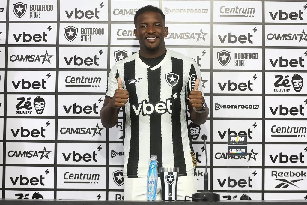 Elias com a camisa do Botafogo – Foto: Vitor Silva/Botafogo