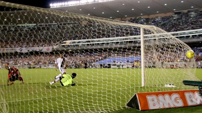 Romário estufa a rede a favor do Vasco. Foto: Paulo Fernandes.