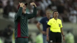 Mano Menezes, técnico do Fluminense, durante partida contra o Fortaleza, pelo Campeonato Brasileiro de 2024. Foto: Jorge Rodrigues/AGIF.