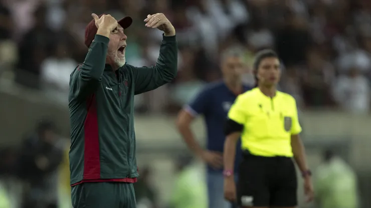 Mano Menezes, técnico do Fluminense, durante partida contra o Fortaleza, pelo Campeonato Brasileiro de 2024. Foto: Jorge Rodrigues/AGIF.