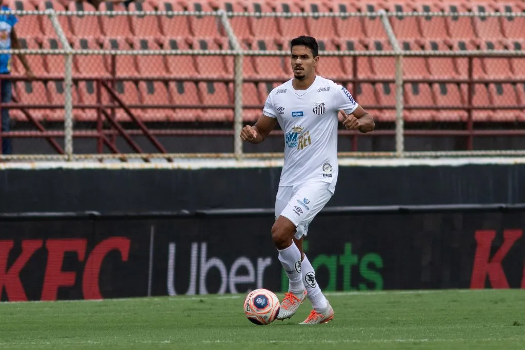 Zagueiro em partida do Peixe, em 2020. Foto: Rebeca Reis/AGIF