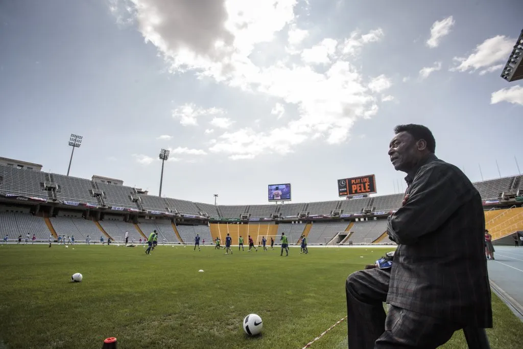 Pelé visitando o Olympic Stadium em Barcelona – Foto:  Xavi Torrent/Getty Images