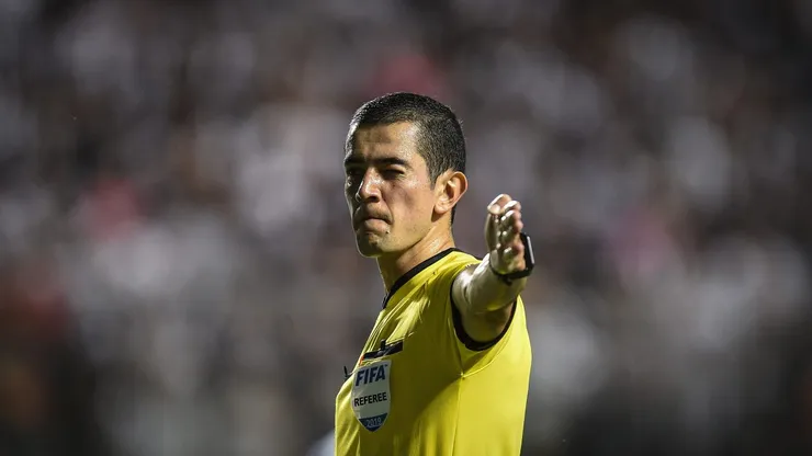 Árbitro Andres Rojas. (Photo by Pedro Vilela/Getty Images)