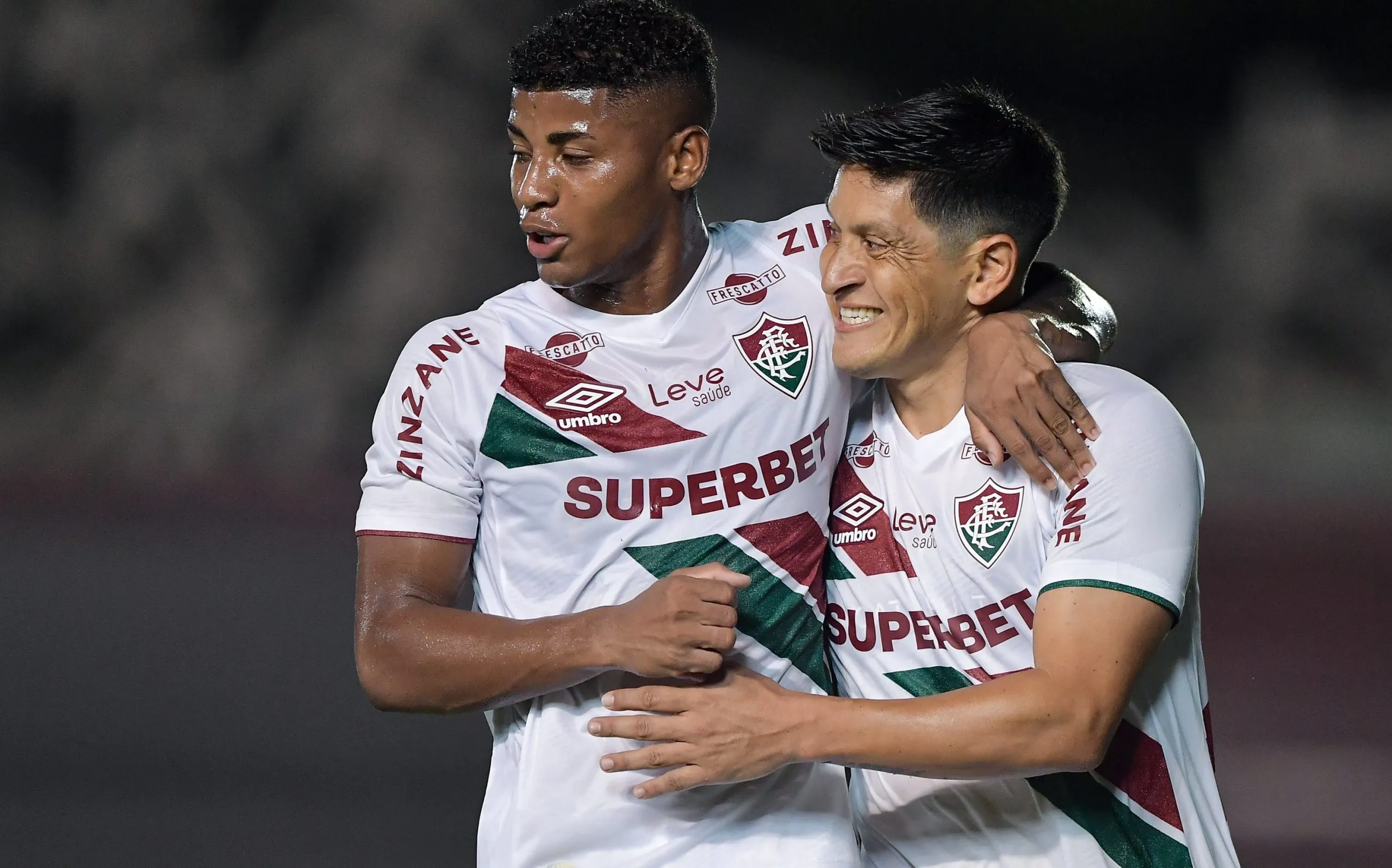 Cano, craque do Fluminense comemora seu gol com Hercules jogador da sua equipe durante partida contra o Portuguesa Rio no estadio Luso Brasileiro pelo campeonato Carioca 2025. Foto: Thiago Ribeiro/AGIF
