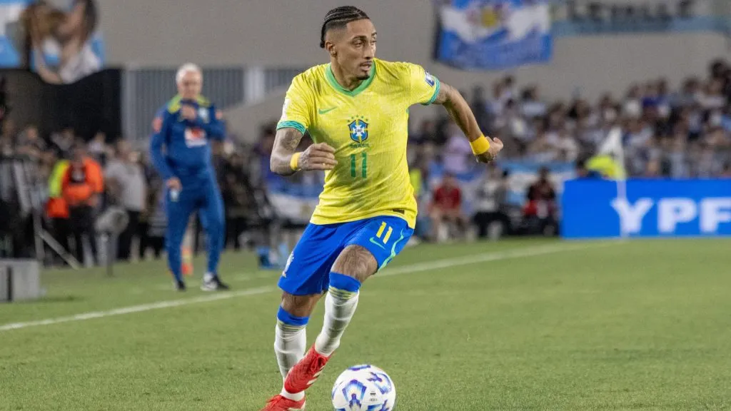 Raphinha durante partida. Foto: Lucas Gabriel Cardoso/AGIF