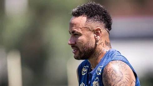 Neymar está fora da estreia do Santos no Brasileiro após voltar a sentir a coxa