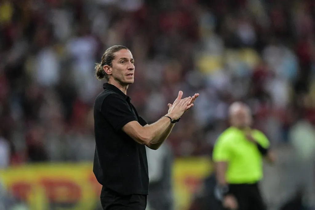 RJ – RIO DE JANEIRO – 13/11/2024 – BRASILEIRO A 2024, FLAMENGO X ATLETICO-MG – Filipe Luis tecnico do Flamengo durante partida contra o Atletico-MG no estadio Maracana pelo campeonato Brasileiro A 2024.