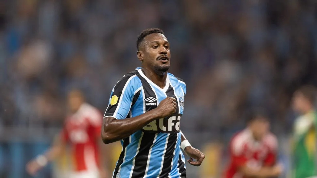 Edenilson, atleta do Grêmio, durante duelo contra o Internacional, pelo campeonato Gaúcho Foto: Liamara Polli/AGIF.