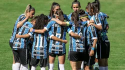 RS - Gravatai - 10/10/2020 - BRASILEIRO FEMININO A1 2020 - GREMIO X SAO JOSE-SP - Jogadoras do Gremio durante entrada em campo para partida contra o Sao Jose-SP no estadio Vieirao pelo campeonato Brasileiro Feminino 2020.
