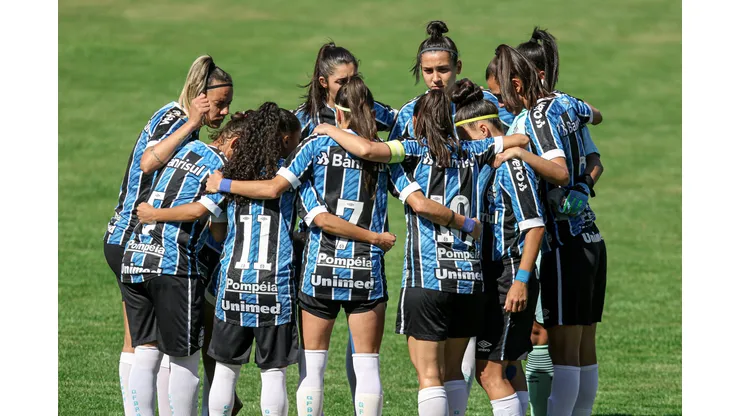 RS - Gravatai - 10/10/2020 - BRASILEIRO FEMININO A1 2020 - GREMIO X SAO JOSE-SP - Jogadoras do Gremio durante entrada em campo para partida contra o Sao Jose-SP no estadio Vieirao pelo campeonato Brasileiro Feminino 2020.