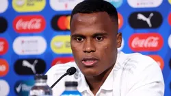 Jhon Arias em entrevista coletiva pela Seleção Colombiana. Foto: Ezra Shaw