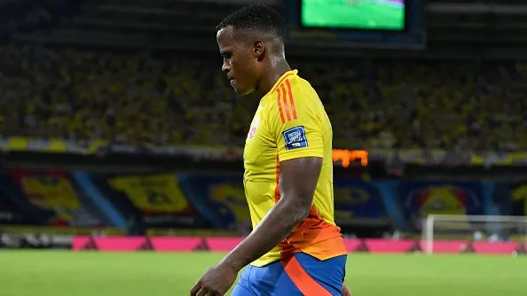 Jhon Arias cabisbaixo. Foto: Gabriel Aponte/Getty Images