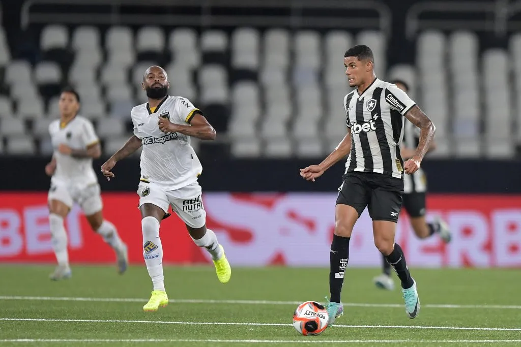 Vitinho Lopes em campo pelo Botafogo – Foto: Thiago Ribeiro/AGIF