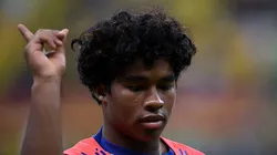 Endrick jogador do Brasil durante aquecimento antes partida contra o Peru no estadio Mane Garrincha pelo campeonato Eliminatorias Copa Do Mundo 2026. Foto: Mateus Bonomi/AGIF