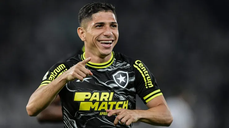 Savarino comemorando gol pelo Botafogo. Foto: Thiago Ribeiro/AGIF