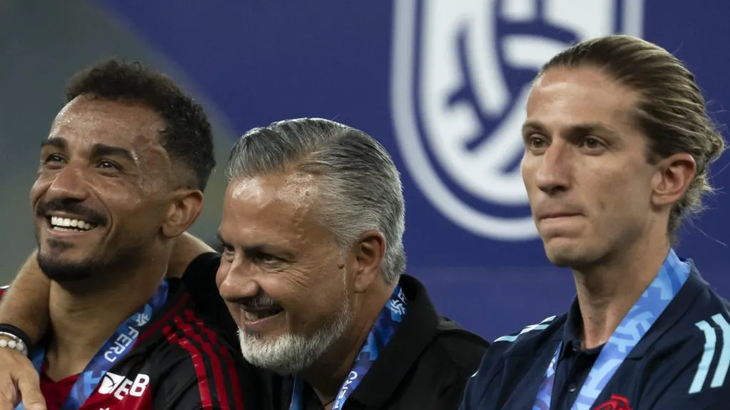 Foto: Jorge Rodrigues/AGIF – Boto e Filipe Luís focam na renovação do lateral Varela.