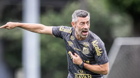 Pedro Caixinha em treino no CT Rei Pelé
