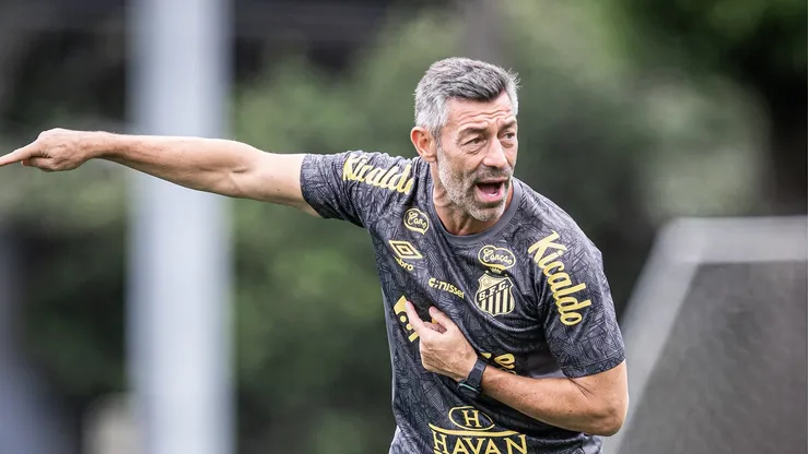 Pedro Caixinha em treino no CT Rei Pelé