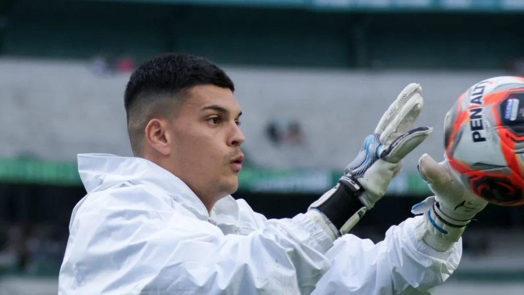 Foto: Robson Mafra/AGIF – Gabriel Brazão virou titular no Santos e JP busca novo projeto para a carreira.