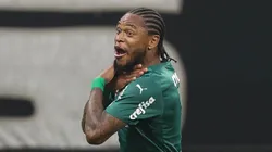 Luiz Adriano comemorando gol contra o Corinthians durante partida válida pela semifinal do Campeonato Paulista, na Neo Química Arena.
