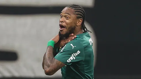 Luiz Adriano comemorando gol contra o Corinthians durante partida válida pela semifinal do Campeonato Paulista, na Neo Química Arena.