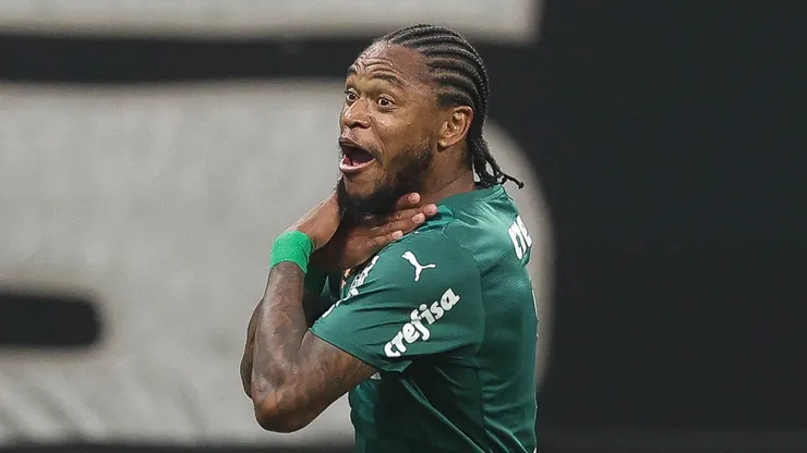 Luiz Adriano comemorando gol contra o Corinthians durante partida válida pela semifinal do Campeonato Paulista, na Neo Química Arena.