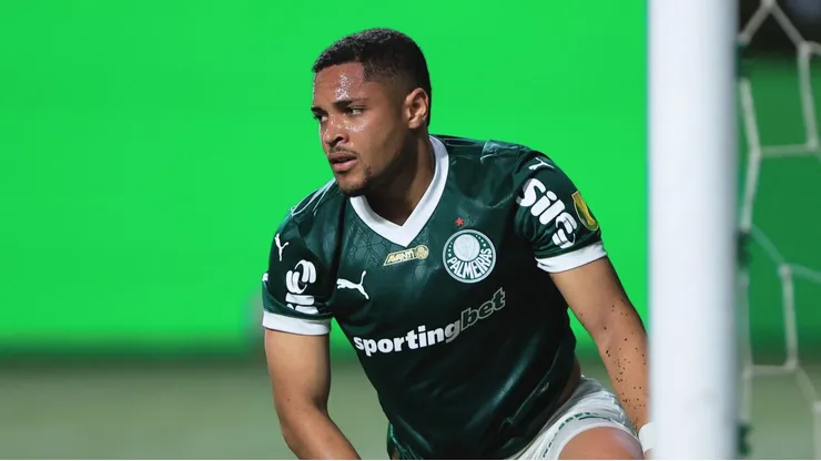 Vitor Roque em partida pelo Palmeiras. Foto: Ettore Chiereguini/AGIF