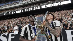 Igor Jesus e Luiz Henrique comemorando título do Botafogo em 2024. Foto: Thiago Ribeiro/AGIF