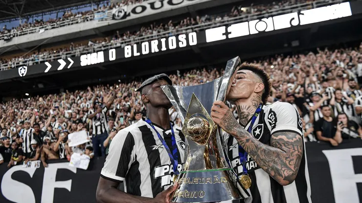Igor Jesus e Luiz Henrique comemorando título do Botafogo em 2024. Foto: Thiago Ribeiro/AGIF