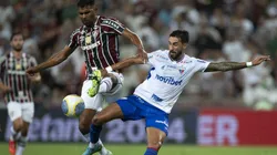 Lucero divide bola com Thiago Santos em partida entre Fortaleza e Fluminense. Foto: Jorge Rodrigues/AGIF/Sipa USA