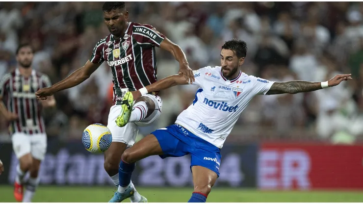 Lucero divide bola com Thiago Santos em partida entre Fortaleza e Fluminense. Foto: Jorge Rodrigues/AGIF/Sipa USA