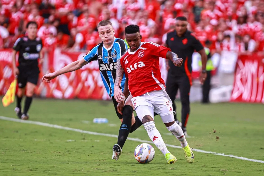 Igor Serrote pode ser titular do Grêmio no Brasileirão – Foto: Maxi Franzoi/AGIF