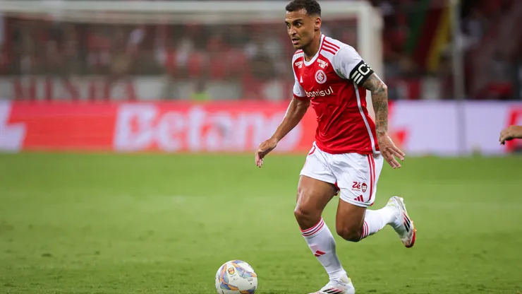 Alan Patrick em ação pelo Internacional no Campeonato Gaúcho - Foto: Maxi Franzoi/AGIF