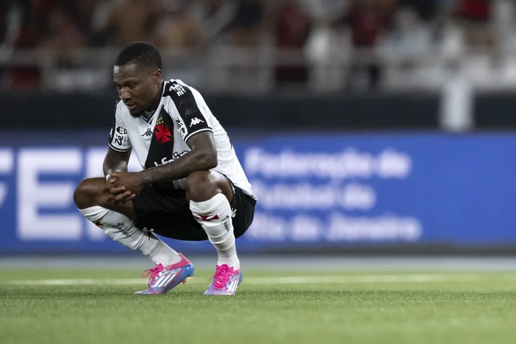 RJ – RIO DE JANEIRO – 01/03/2025 – CARIOCA 2025, VASCO X FLAMENGO – Loide jogador do Vasco lamenta durante partida contra o Flamengo no estadio Engenhao pelo campeonato Carioca 2025. Foto: Jorge Rodrigues/AGIF