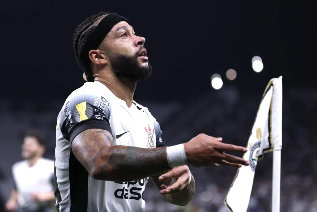 Memphis Depay jogador do Corinthians comemora seu gol durante partida contra o São Bernardo no estádio Arena Corinthians pelo campeonato Paulista 2025. Foto: Marcello Zambrana/AGIF