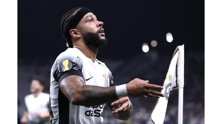 Memphis Depay jogador do Corinthians comemora seu gol durante partida contra o São Bernardo no estádio Arena Corinthians pelo campeonato Paulista 2025. Foto: Marcello Zambrana/AGIF