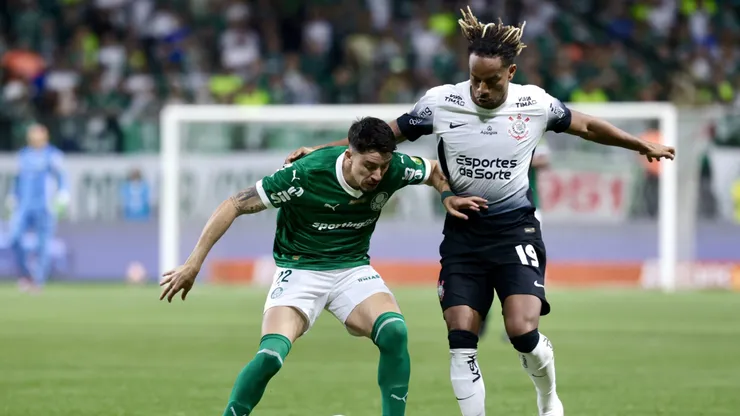 SP - SAO PAULO - 16/03/2025 - PAULISTA 2025, PALMEIRAS X CORINTHIANS - Flaco Lopez jogador do Palmeiras disputa lance com Carrillo jogador do Corinthians durante partida no estadio Arena Allianz Parque pelo campeonato Paulista 2025. Foto: Marcello Zambrana/AGIF