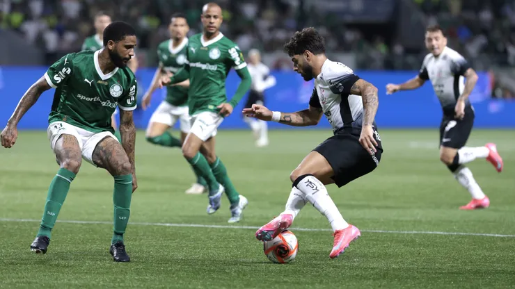 SP - SAO PAULO - 16/03/2025 - PAULISTA 2025, PALMEIRAS X CORINTHIANS - Micael jogador do Palmeiras disputa lance com yuri alberto jogador do Corinthians durante partida no estadio Arena Allianz Parque pelo campeonato Paulista 2025. Foto: Marcello Zambrana/AGIF