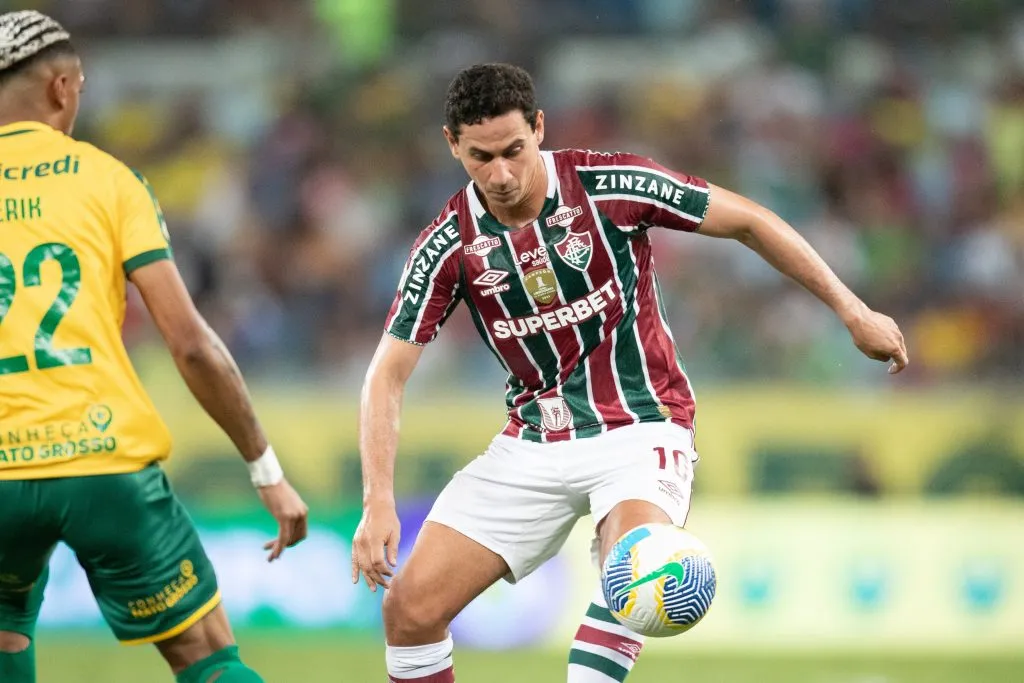 Derik Lacerda jogador do Cuiaba disputa lance com Ganso jogador do Fluminense – Foto: Gil Gomes/AGIF