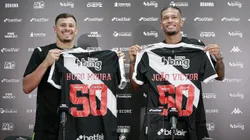 Hugo Moura e João Victor receberam camisas personalizadas com o número 50 nas costas. Foto: Matheus Lima/Vasco.