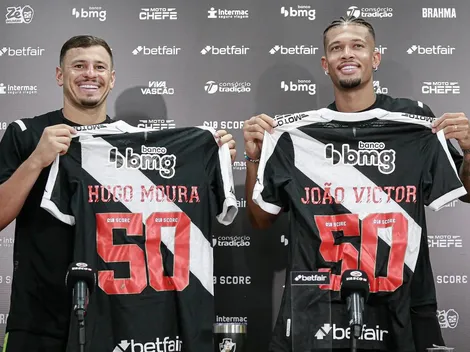 Dois jogadores do Vasco são homenageados pela diretoria do clube
