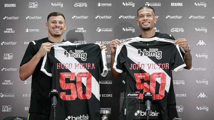 Hugo Moura e João Victor receberam camisas personalizadas com o número 50 nas costas. Foto: Matheus Lima/Vasco.