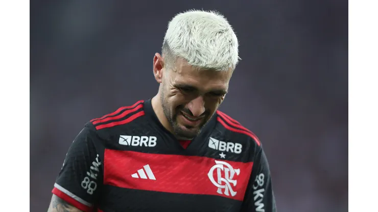 RIO DE JANEIRO, BRAZIL - OCTOBER 2: Giorgian de Arrascaeta of Flamengo looks down during the Copa do Brasil Semi-final First Leg match between Flamengo and Corinthians at Maracana Stadium on October 2, 2024 in Rio de Janeiro, Brazil. (Photo by Wagner Meier/Getty Images)
