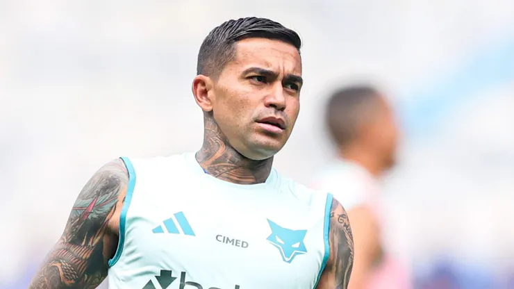 Dudu, jogador do Cruzeiro durante aquecimento antes da partida contra o Betim no estadio Mineirao pelo campeonato Mineiro 2025. Foto: Gilson Lobo/AGIF