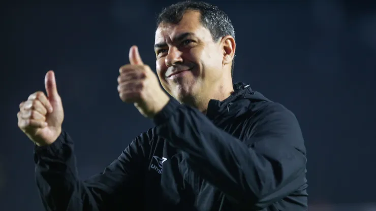 Carille e diretoria do Vasco tentam encontrar um atacante de velocidade até o fechamento do mercado.