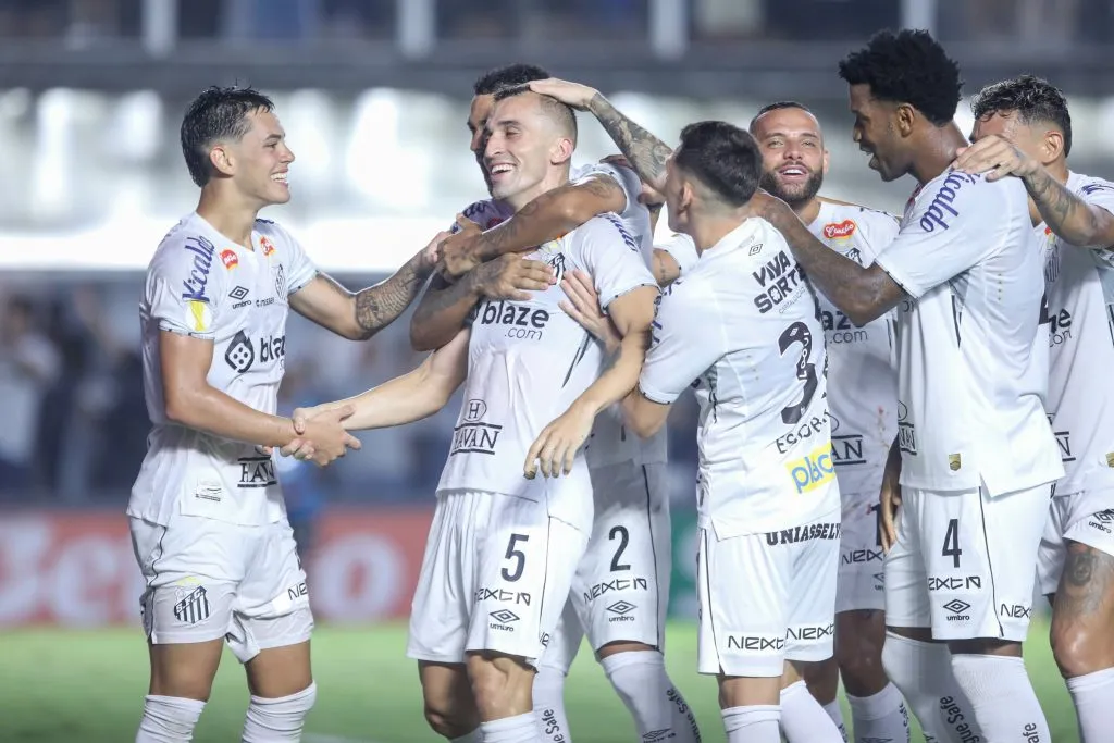 Joao Schmidt jogador do Santos comemora seu gol com jogadores do seu time – Foto: Reinaldo Campos/AGIF
